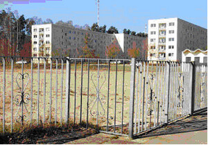 Hier auf dem Gelände, wo einst die Wilhelm-Höcker-Schule stand, soll der „Gorodki-Park“ entstehen. Reinhard Klawitter