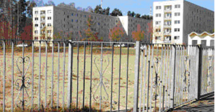Hier auf dem Gelände, wo einst die Wilhelm-Höcker-Schule stand, soll der „Gorodki-Park“ entstehen. Reinhard Klawitter
