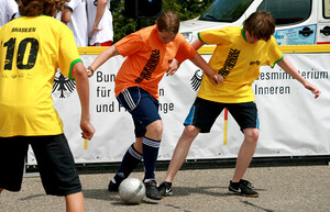 An zehn Standorten in Baden Württemberg werden die Sieger(innen) der "Strassenfußball für Toleranz WM 2011" ermittelt. (Foto: LSV)