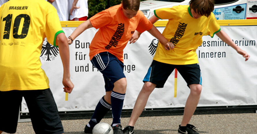 An zehn Standorten in Baden Württemberg werden die Sieger(innen) der "Strassenfußball für Toleranz WM 2011" ermittelt. (Foto: LSV)