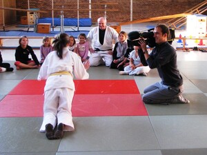 FSJ-Teilnehmerin Elisa Schaumann mit ihrer Judo-AG und im Interview mit ZDF-Redakteur Tom Palluch (unten)