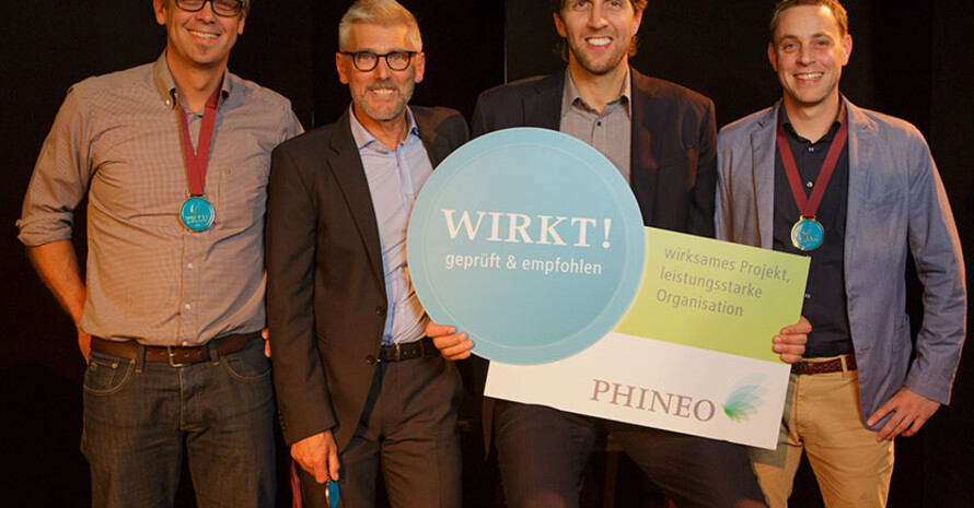 Basketballstar Dirk Nowitzki gratuliert den Stützpunktvertretern zum Wirkt-Siegel von PHINEO (©PHINEO gAG/Fritz Philipp)