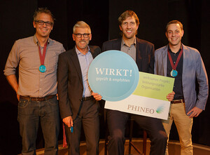 Basketballstar Dirk Nowitzki gratuliert den Stützpunktvertretern zum Wirkt-Siegel von PHINEO (©PHINEO gAG/Fritz Philipp)