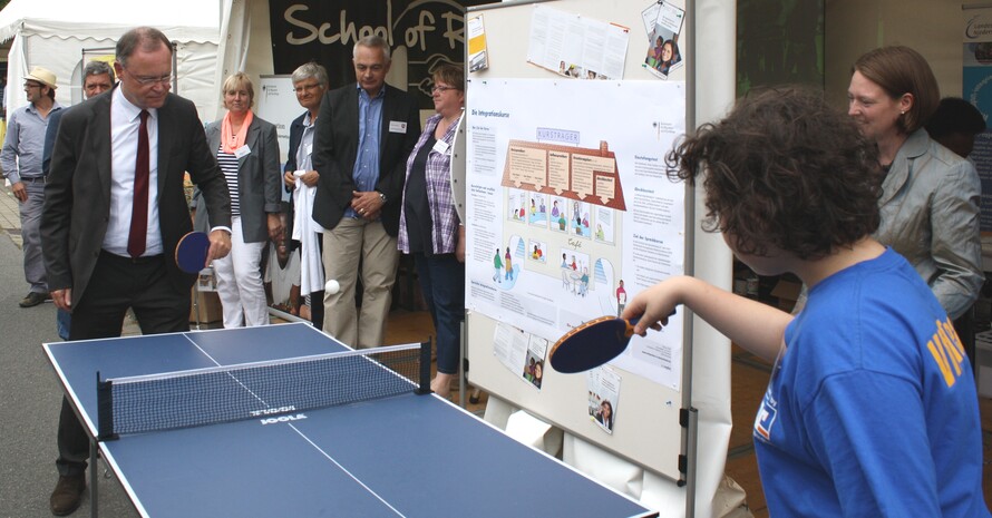 Ministerpräsident Weil lässt sich für eine Partie Tischtennis begeistern