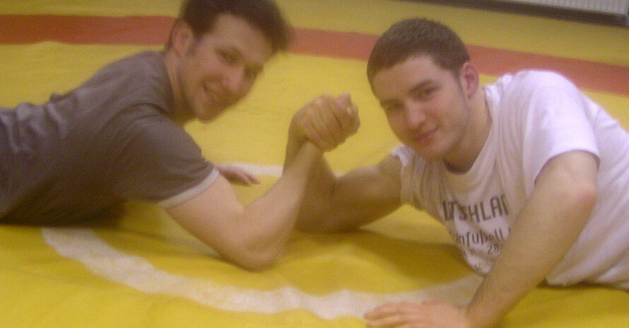Die beiden Ringer Dominik Kuhner (links) und Roman Korolkov messen sich einmal nicht auf der Matte, sondern im Armdrücken