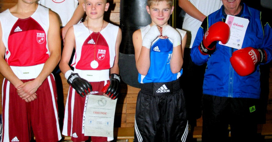 Gerhard Spengler mit jungen Boxern der TSG Öhringen (Archivfoto, August 2002)