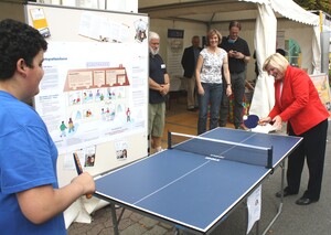 Sozialministerin Rundt spielt Tischtennis mit Vereinsmitglied des VfL Oker