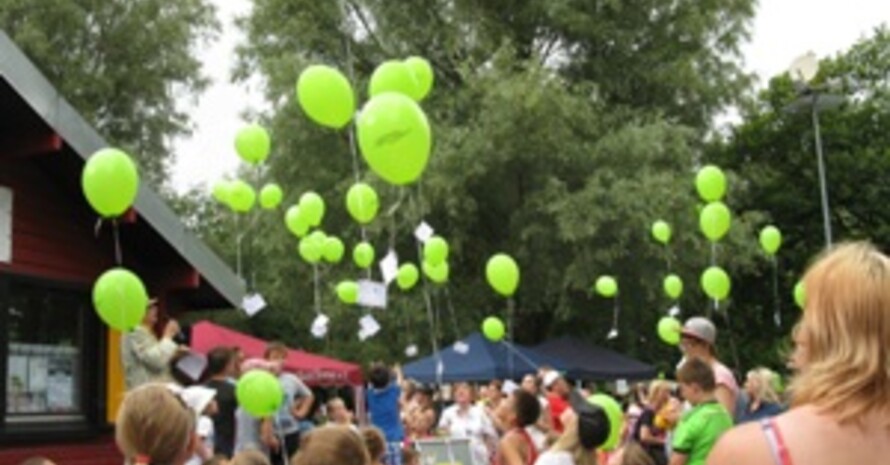 Grüner Luftballonstart