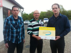 Die erfreuten Besitzer des IdS-Stützpunktschildes, Mirko Sippel (ganz links) und Denny Heine (beide RSV Elgershausen), flankieren „IdS“-Koordinator Peter Schreiber (Quelle: SJH-IdS)