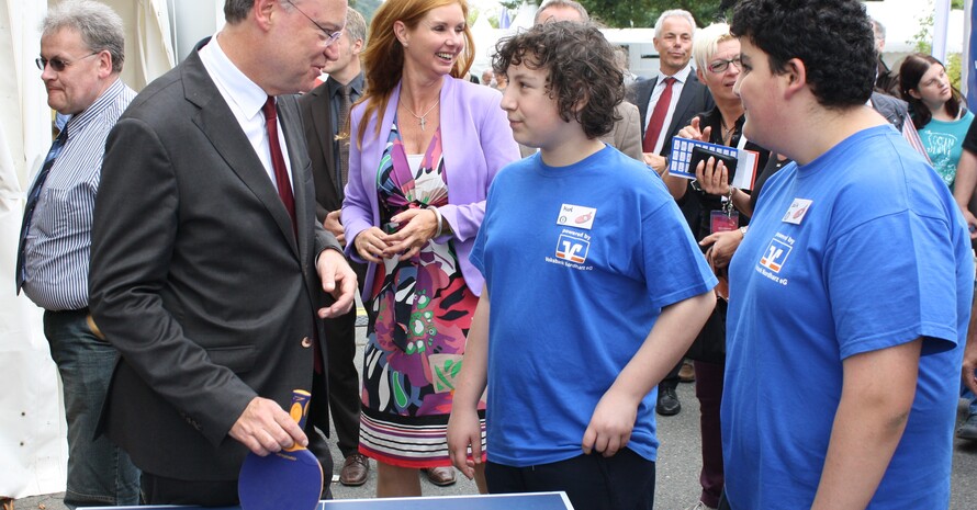 Ministerpräsident Weil im Gespräch mit Kindern des VfL Oker