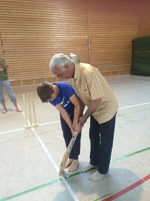 Trainer Mohammed Zia unterweist seine Spieler im Cricket. Foto: IdS