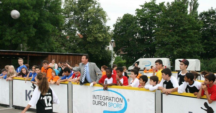 Klaus Tappeser eröffnet die "Straßenfußball für Toleranz EM 2012" (Foto: LSV)